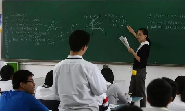 中学体育老师工资(中学体育老师工资多少钱一个月)